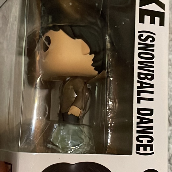 FREE GIFT 🎁 with bundle!! Funko Pop# 729 Mike (Snowball Dance) Stranger Things. - Picture 3 of 6